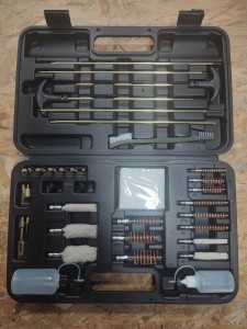 Zestaw do czyszczenia broni z różnymi akcesoriami - walizka plastik, czarna (GK08)