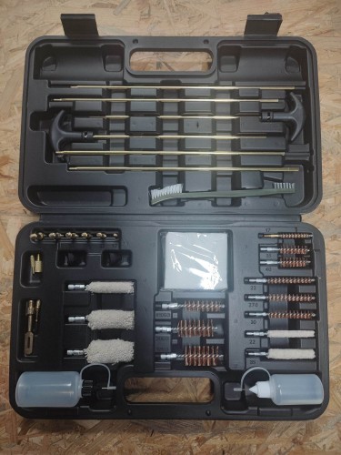 Zestaw do czyszczenia broni z różnymi akcesoriami - walizka plastik, czarna (GK08)